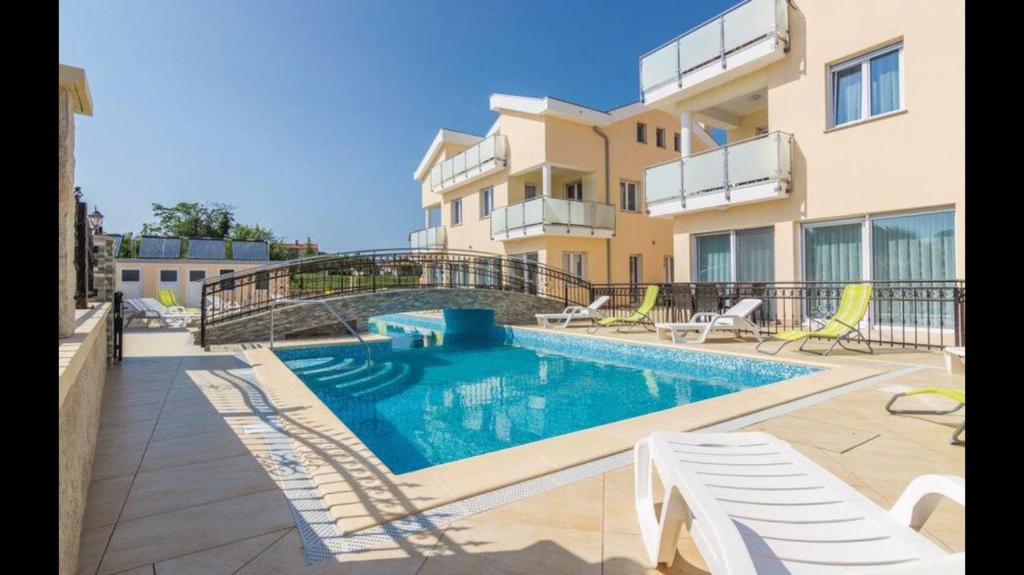 Bazén v ubytovaní Funtana Appartements an der 1 Reihe vom Meer alebo v jeho blízkosti