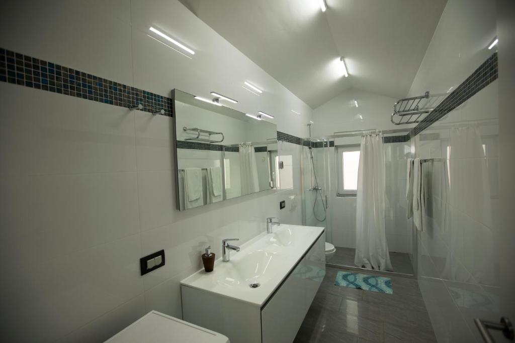 Kúpeľňa v ubytovaní Funtana Appartements an der 1 Reihe vom Meer