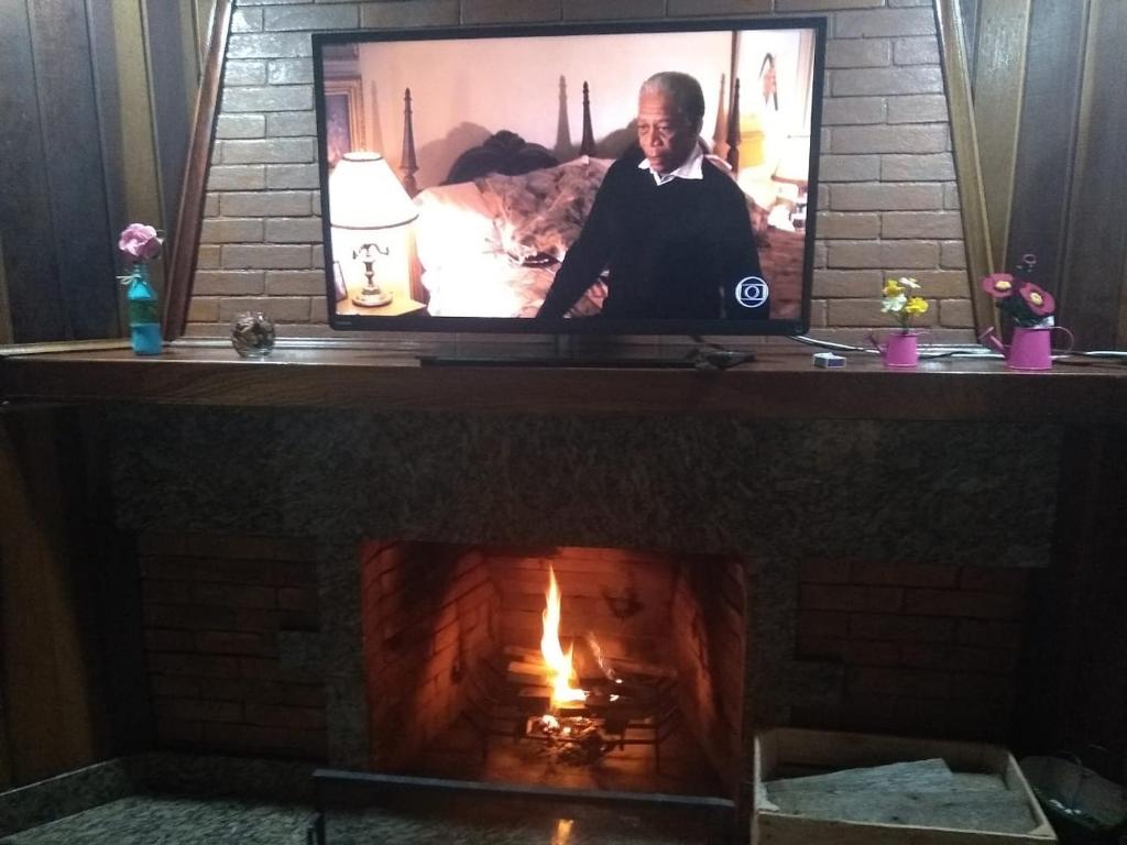 TV con chimenea en Casa anexa com lareira, en Campos do Jordão