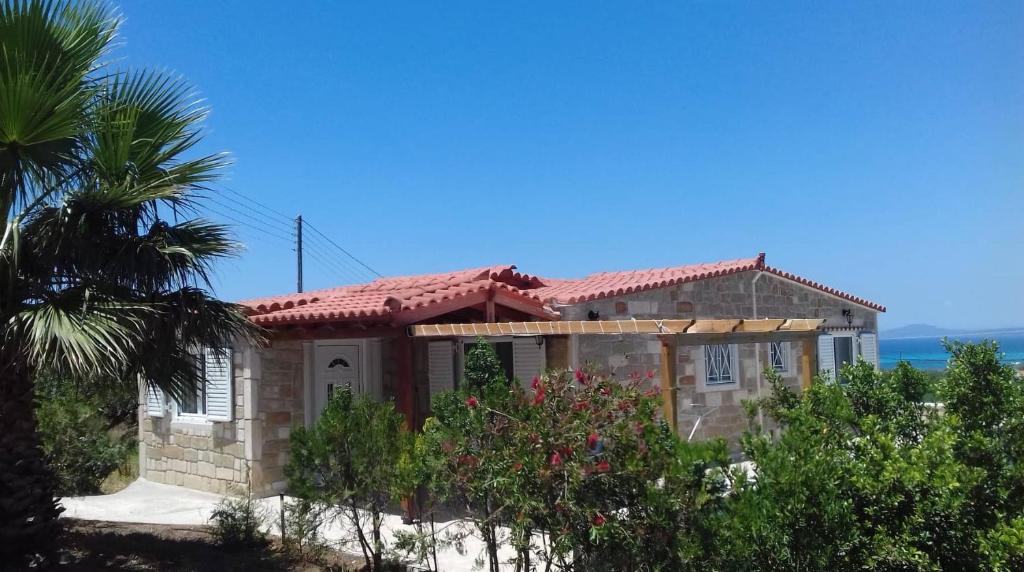 una casa sulla spiaggia con una palma di House with Unique View a Elafónisos