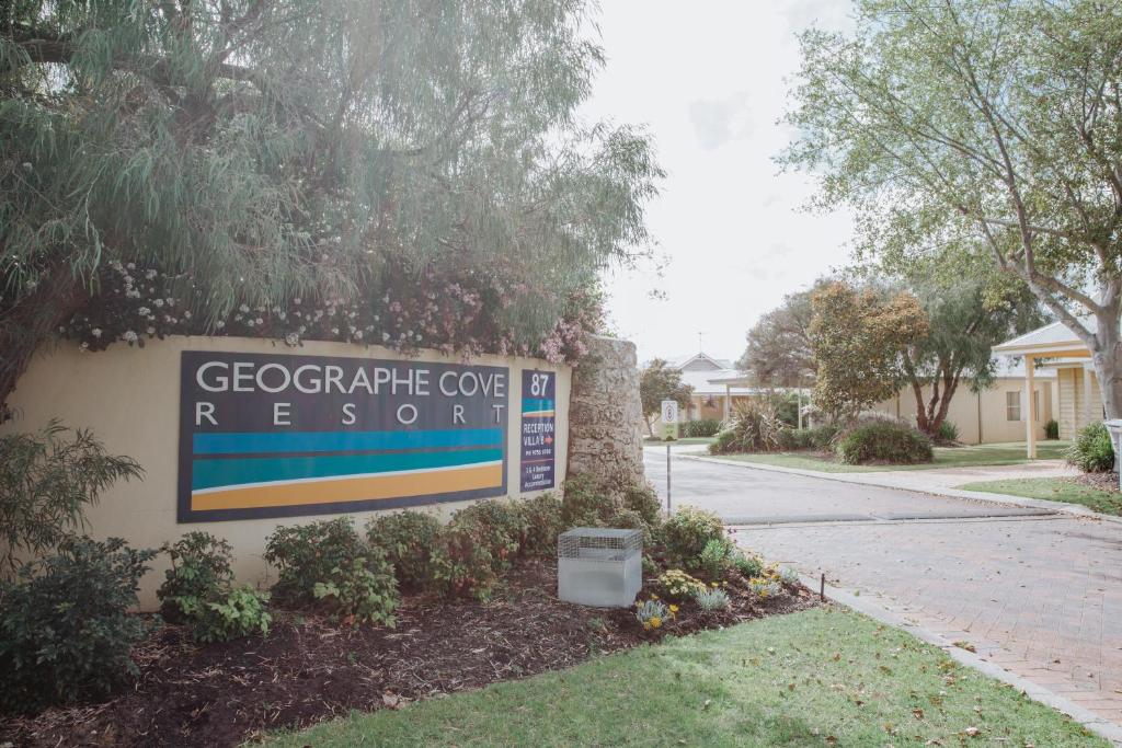 戴士柏的住宿－Geographe Cove Resort，街道上绿色高尔夫度假村的标志