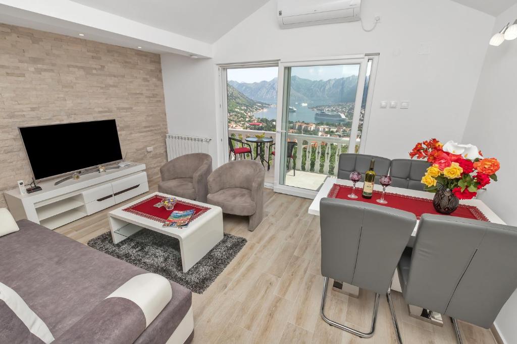 Apartment Kalle في كوتور: غرفة معيشة مع تلفزيون وأريكة وطاولة