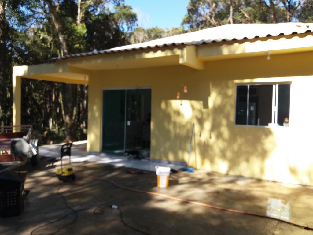 a house being constructed with the doors open at Recanto Sananda in São José dos Pinhais
