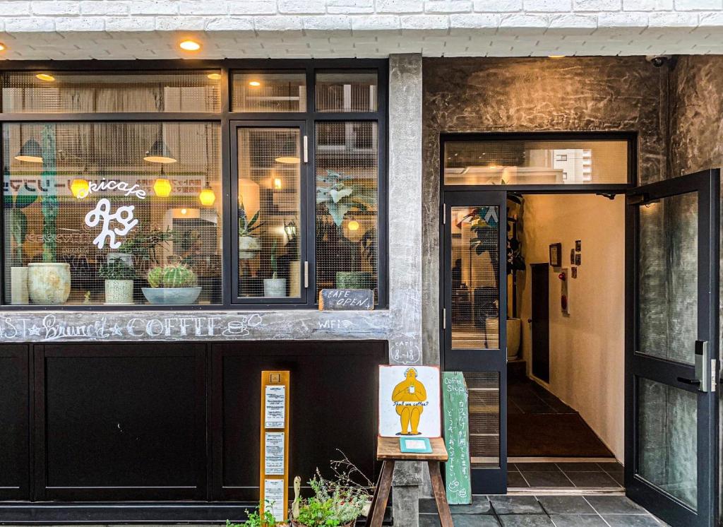 een koffiebar met een bord ervoor bij Guesthouse Akicafe Inn in Hiroshima