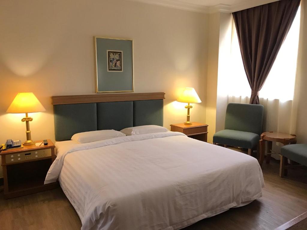 Postel nebo postele na pokoji v ubytování The Executive Hotel Lahad Datu