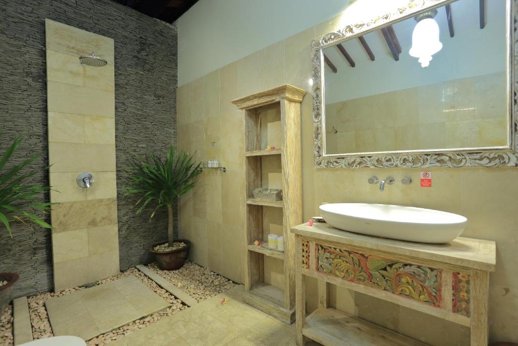 Vannituba majutusasutuses Puri Mas Boutique Resort & Spa
