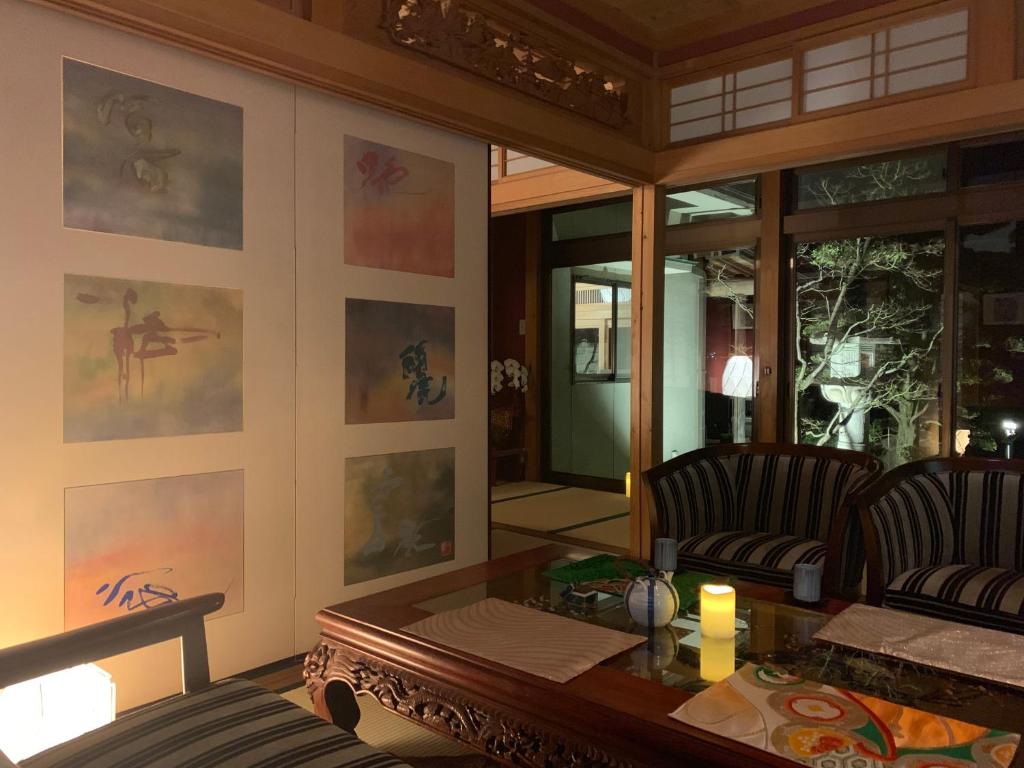 Posezení v ubytování オーベルジュ美の浜 流石