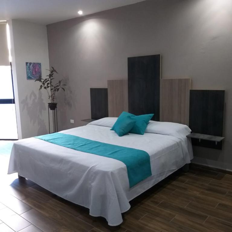Postel nebo postele na pokoji v ubytování Suites and Art