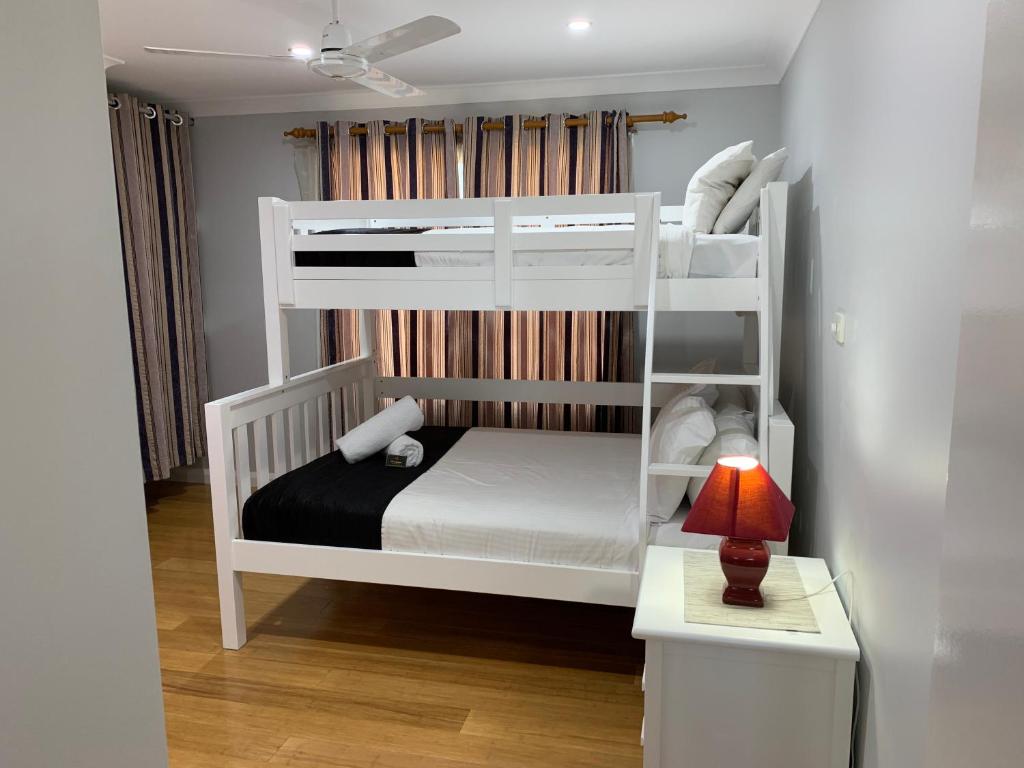 Postel nebo postele na pokoji v ubytování Branxton House Motel