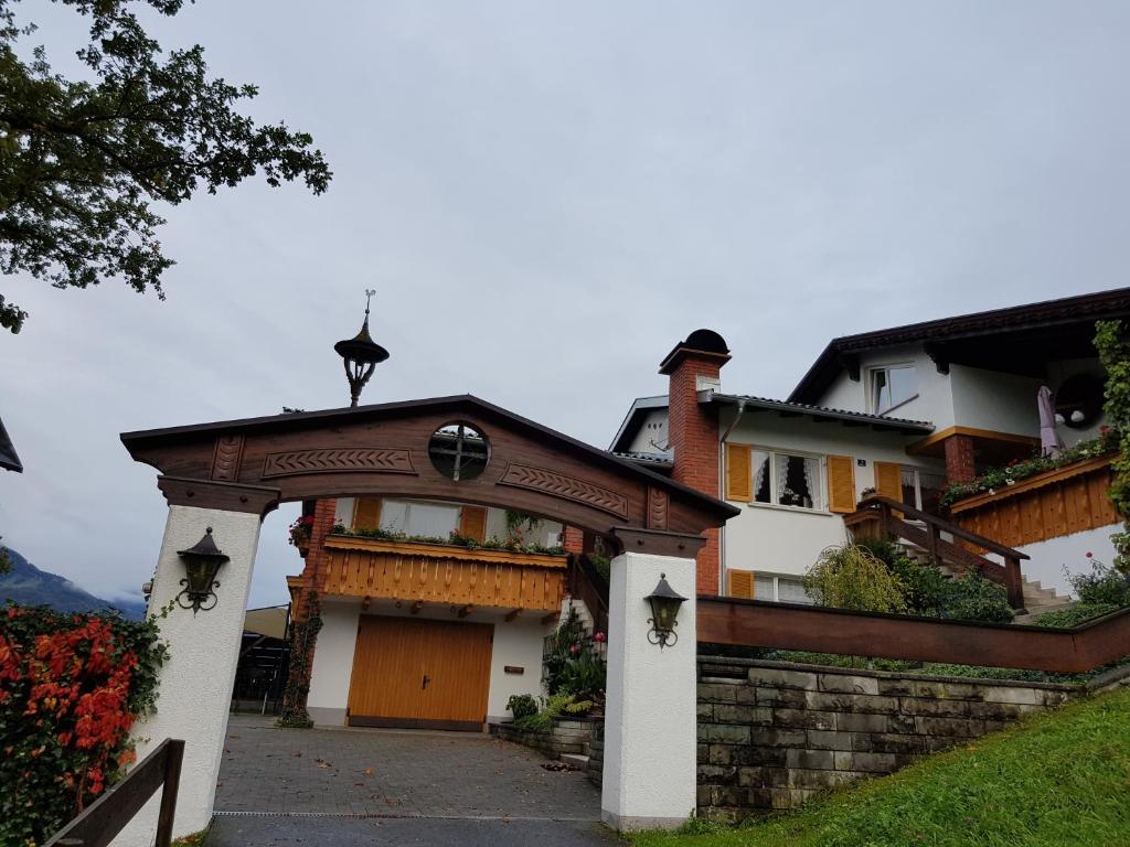 une maison avec une arche devant elle dans l'établissement DreamlandRanch Vorarlberg, à Schlins