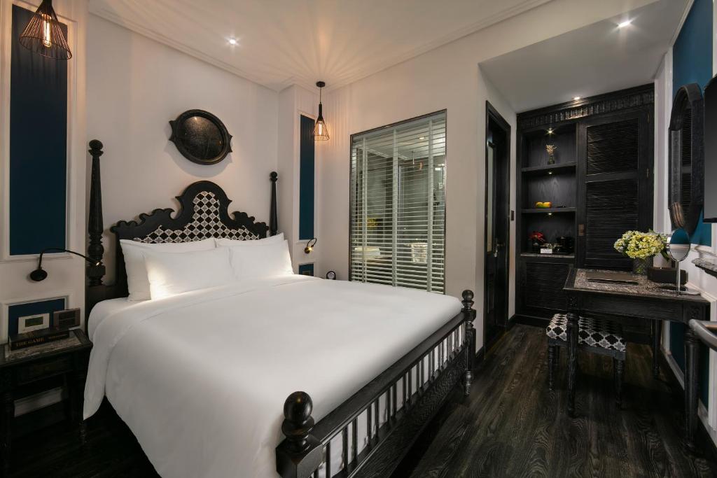 Postel nebo postele na pokoji v ubytování Hanoi Esplendor Hotel and Spa