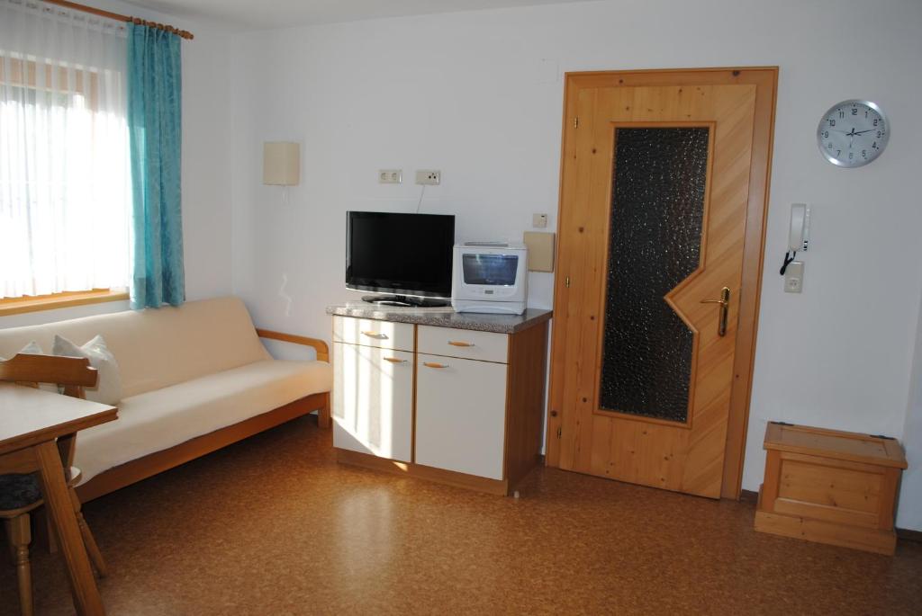 TV a/nebo společenská místnost v ubytování Apartment Maierhof