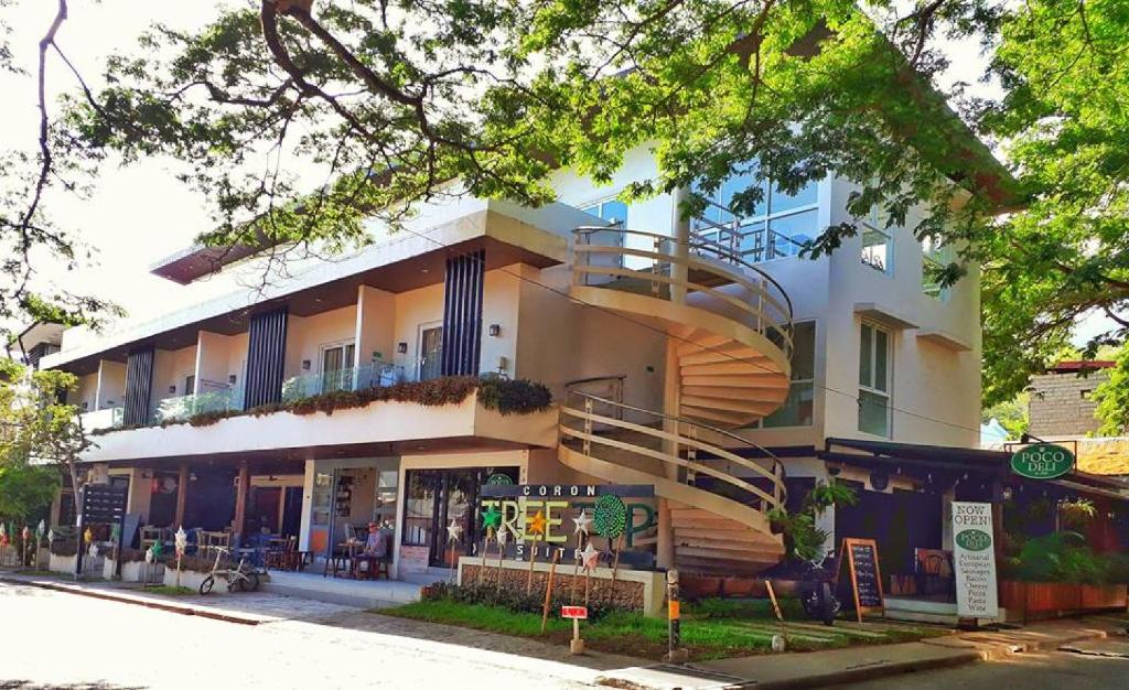 ein Gebäude mit seitlicher Wendeltreppe in der Unterkunft Treetop Suites in Coron