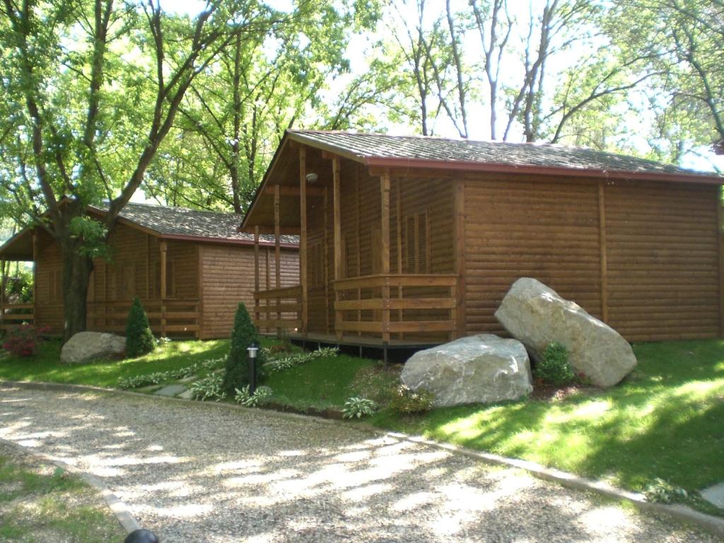 een klein huis met twee grote rotsen ervoor bij Anthares World Resort in Candia Canavese