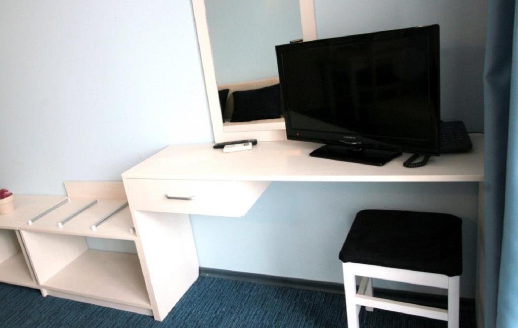 A television and/or entertainment centre at Sunny Beauty Palace Hotel