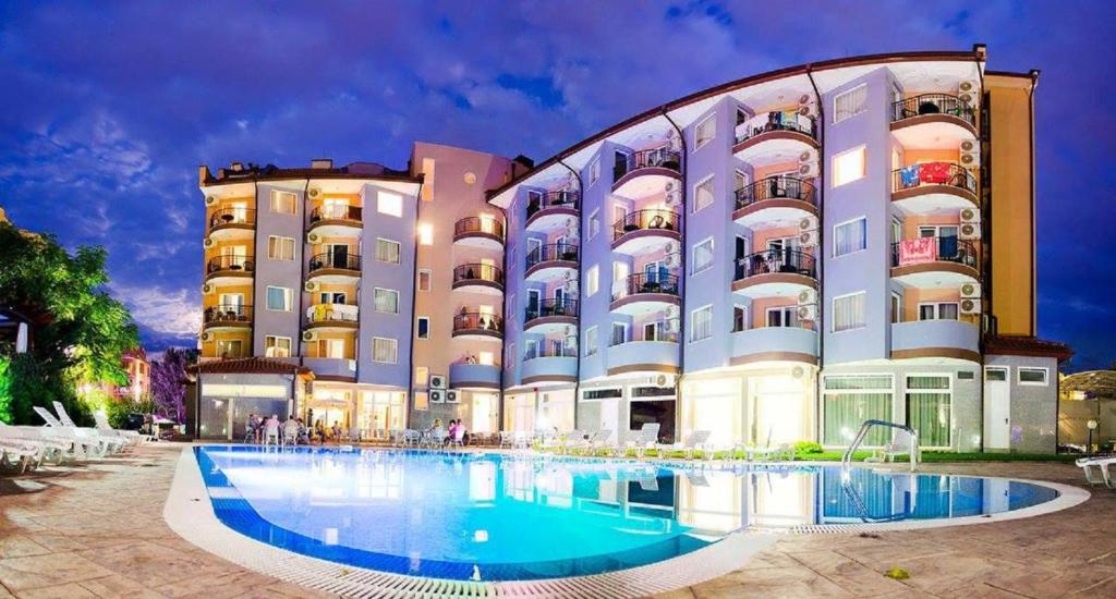 un hotel con piscina frente a un edificio en Sunny Beauty Palace Hotel, en Sunny Beach