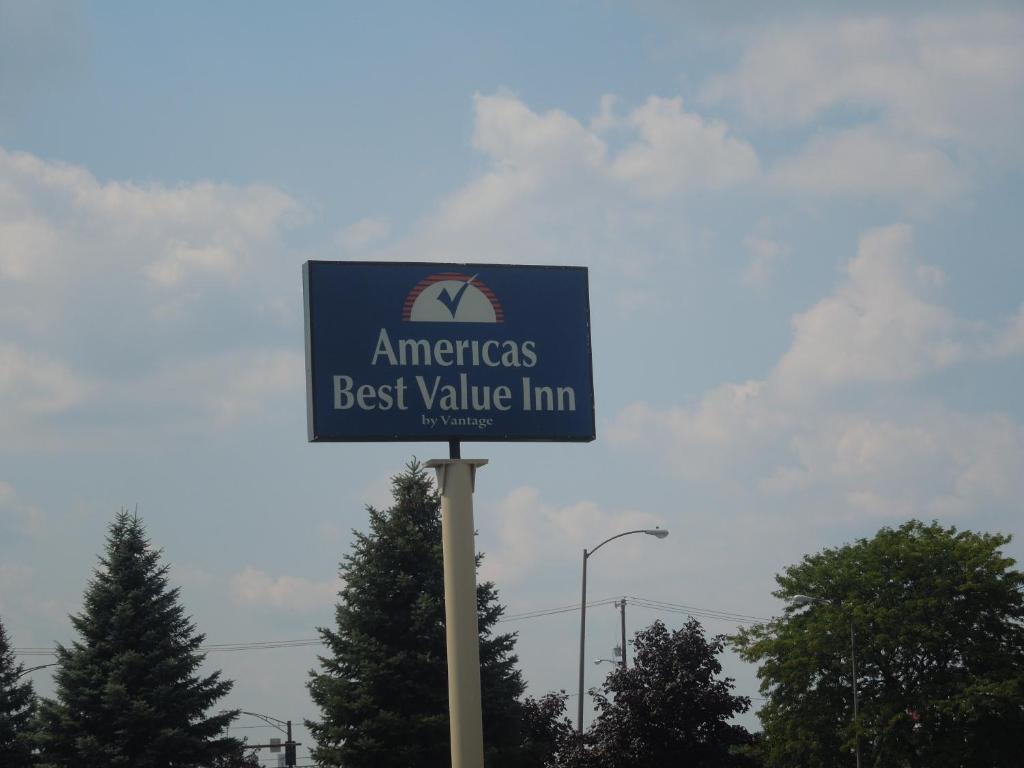 ein Schild, auf dem steht, dass Amerika das beste Preis-Leistungs-Verhältnis bietet in der Unterkunft Americas Best Value Inn Maumee/Toledo in Maumee