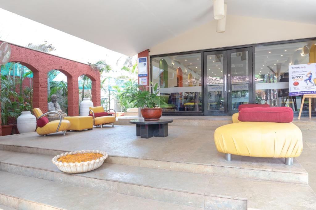 Posezení v ubytování Kyriad Prestige Calangute Goa by OTHPL