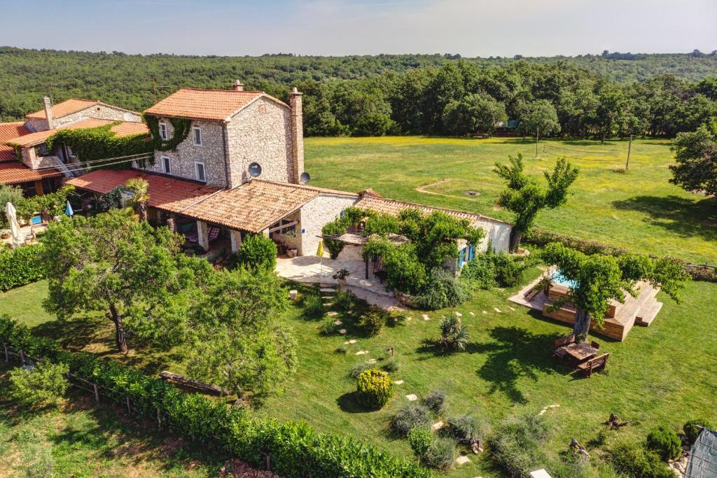 een luchtzicht op een huis met een tuin bij Villa Paradiso in Umag