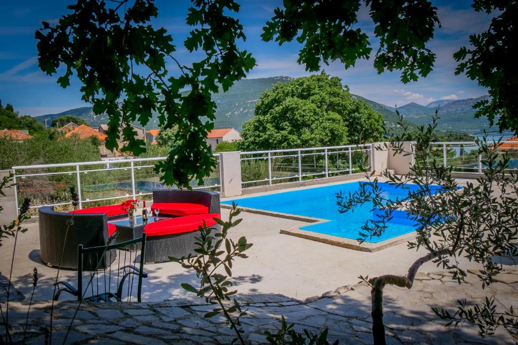 Bazén v ubytování Apartments Ivanka nebo v jeho okolí