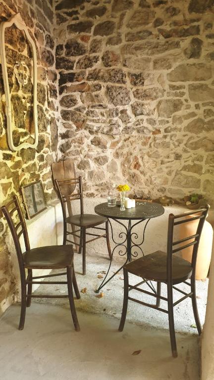 Posedenie v ubytovaní Stonehouse by the Sea Zmorac