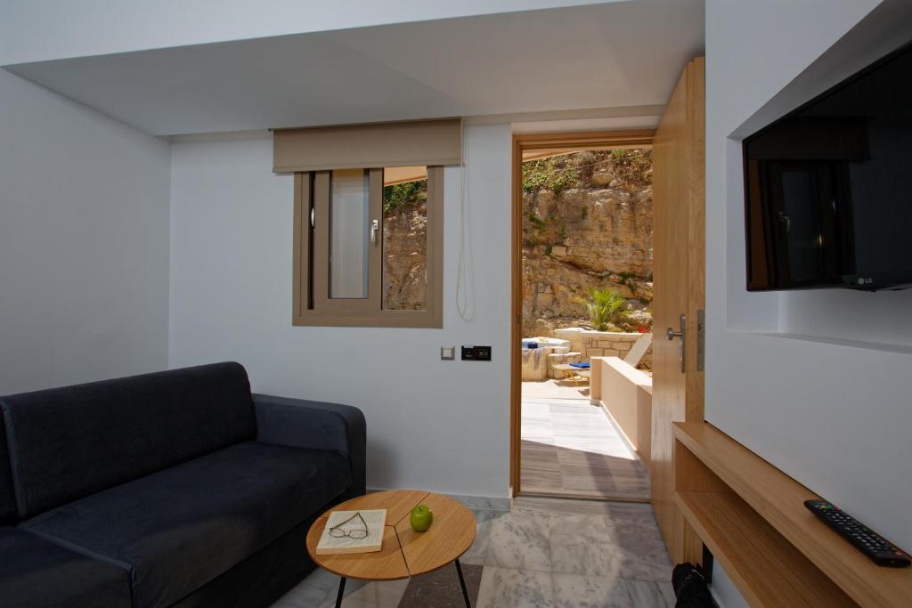 Televízia a/alebo spoločenská miestnosť v ubytovaní Archipelagos Hotel