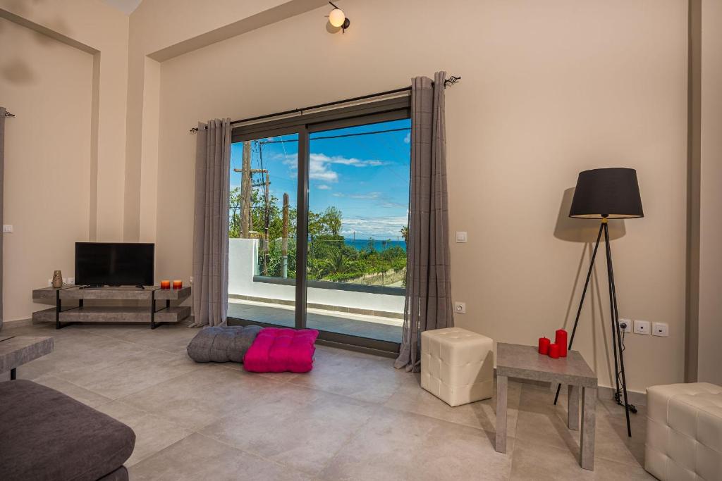 TV a/nebo společenská místnost v ubytování Vizantida Maisonette, By TK Property Management