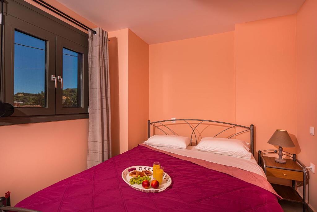 Postel nebo postele na pokoji v ubytování Vizantida Maisonette, By TK Property Management