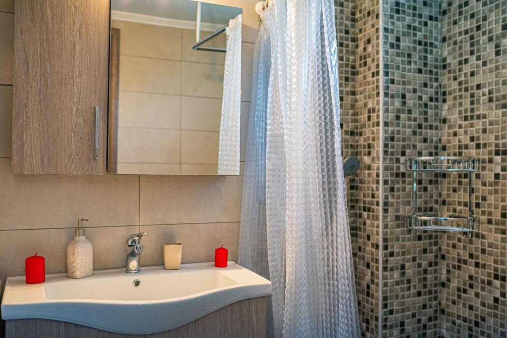 Koupelna v ubytování Vizantida Maisonette, By TK Property Management
