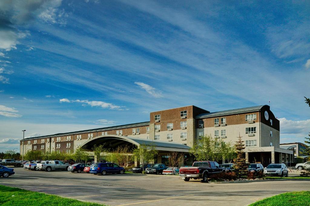 un gran edificio con coches estacionados en un estacionamiento en Chateau Nova Kingsway, en Edmonton