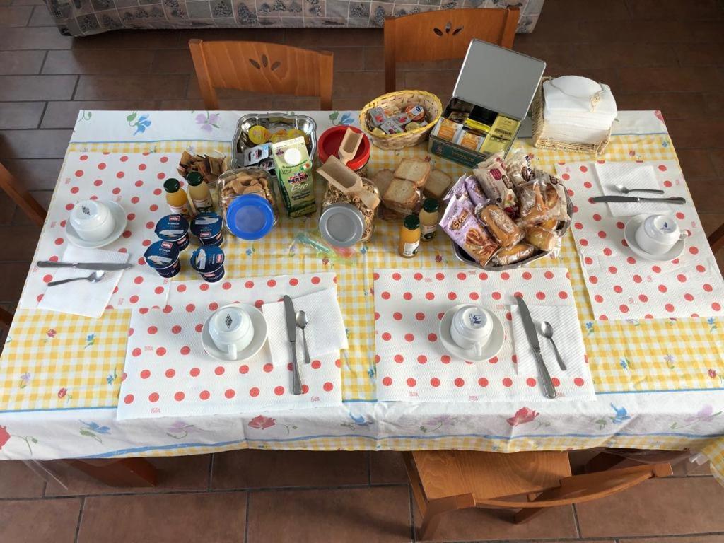 widok na stół z jedzeniem w obiekcie Casa Ary w mieście Frattamaggiore