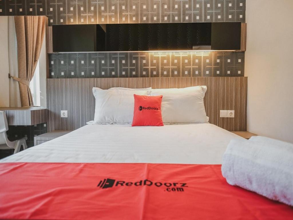 Postel nebo postele na pokoji v ubytování RedDoorz @ Jamin Ginting Medan