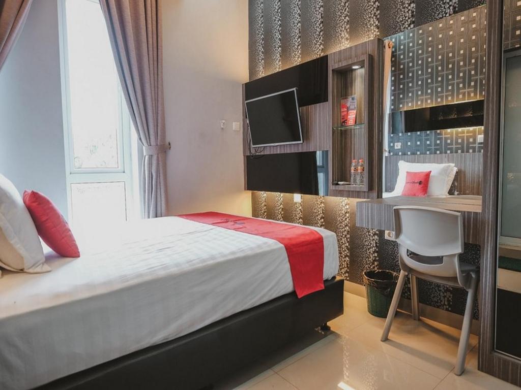 Postel nebo postele na pokoji v ubytování RedDoorz @ Jamin Ginting Medan