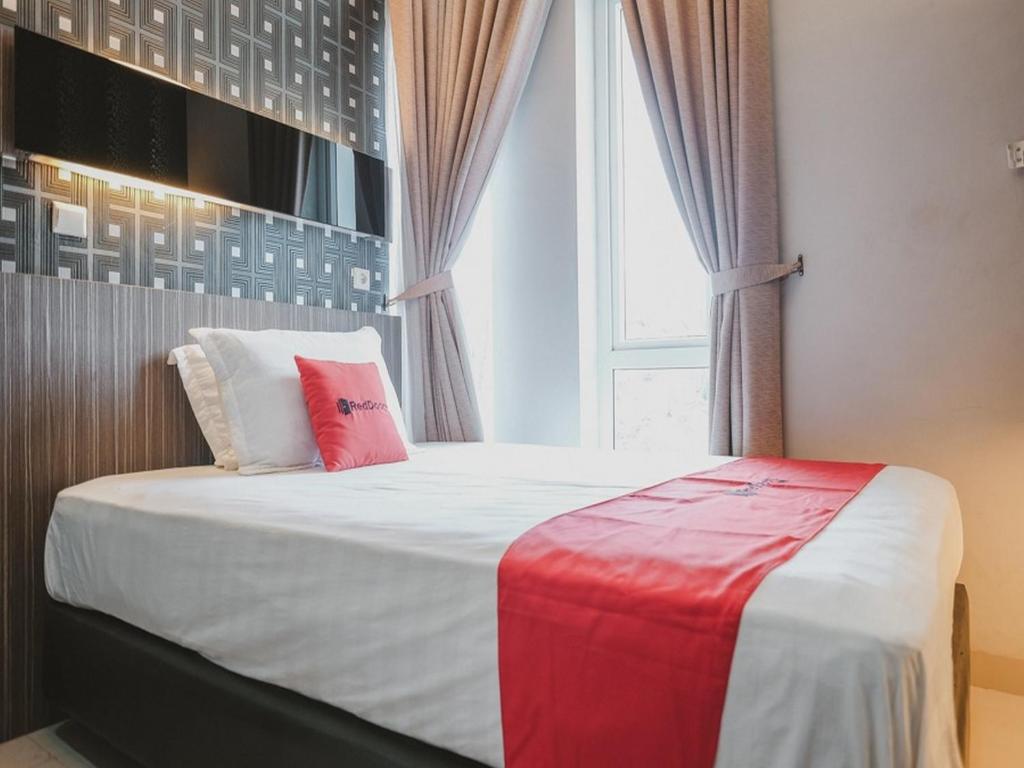 Postel nebo postele na pokoji v ubytování RedDoorz @ Jamin Ginting Medan