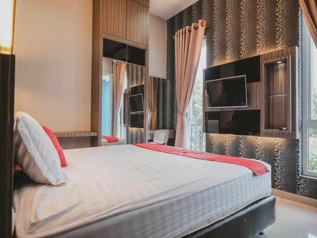 Postel nebo postele na pokoji v ubytování RedDoorz @ Jamin Ginting Medan