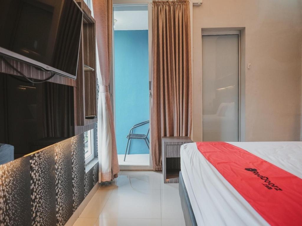 Postel nebo postele na pokoji v ubytování RedDoorz @ Jamin Ginting Medan