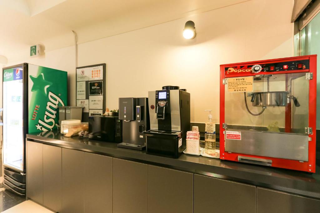 Příslušenství pro přípravu čaje a kávy v ubytování Hotel Yam