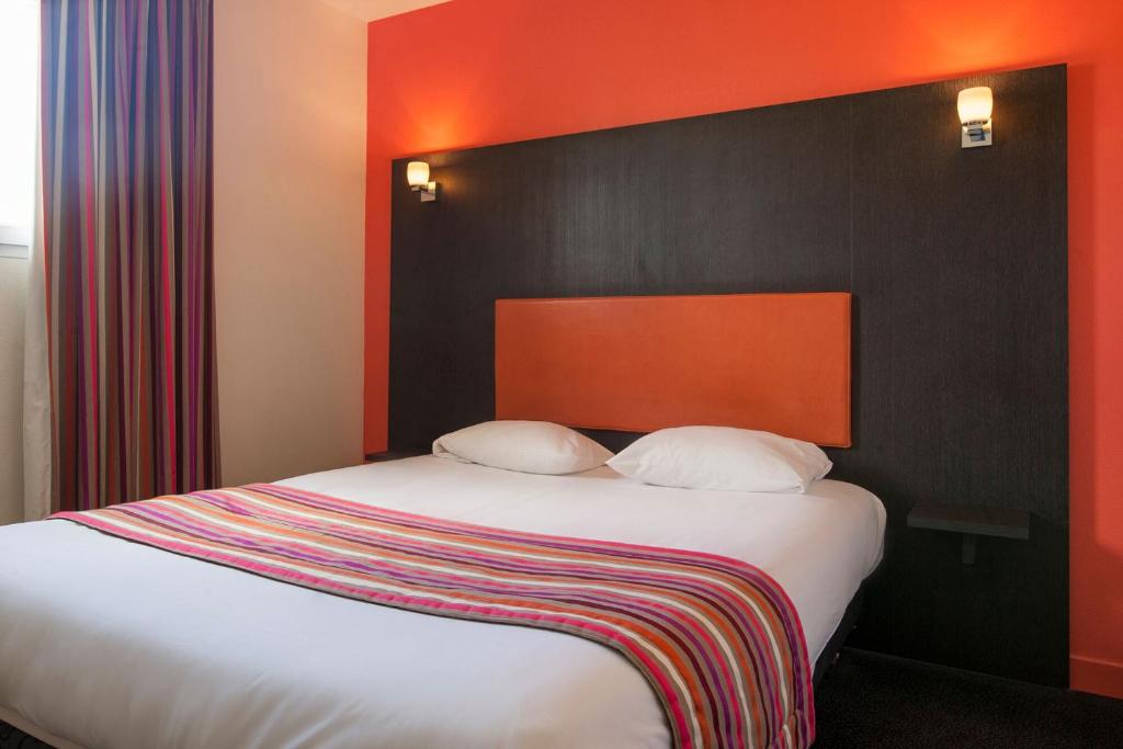 Postel nebo postele na pokoji v ubytování BRIT HOTEL CONFORT ALEXIA - La Souterraine