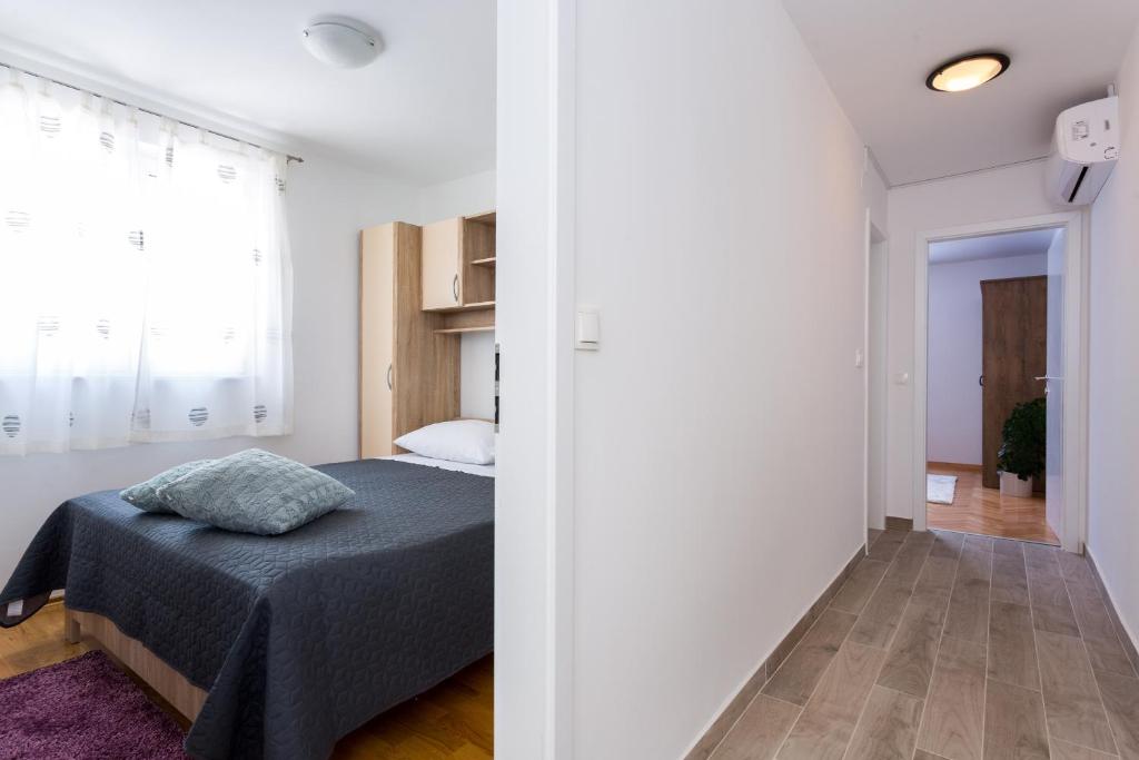 Posteľ alebo postele v izbe v ubytovaní Apartments Lidija - sea view apartment with exclusive right of using hot tub or split level apartment with exclusive right of using pool