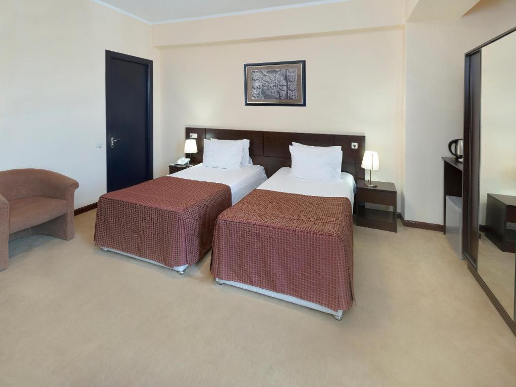 Postel nebo postele na pokoji v ubytování Ani Central Inn