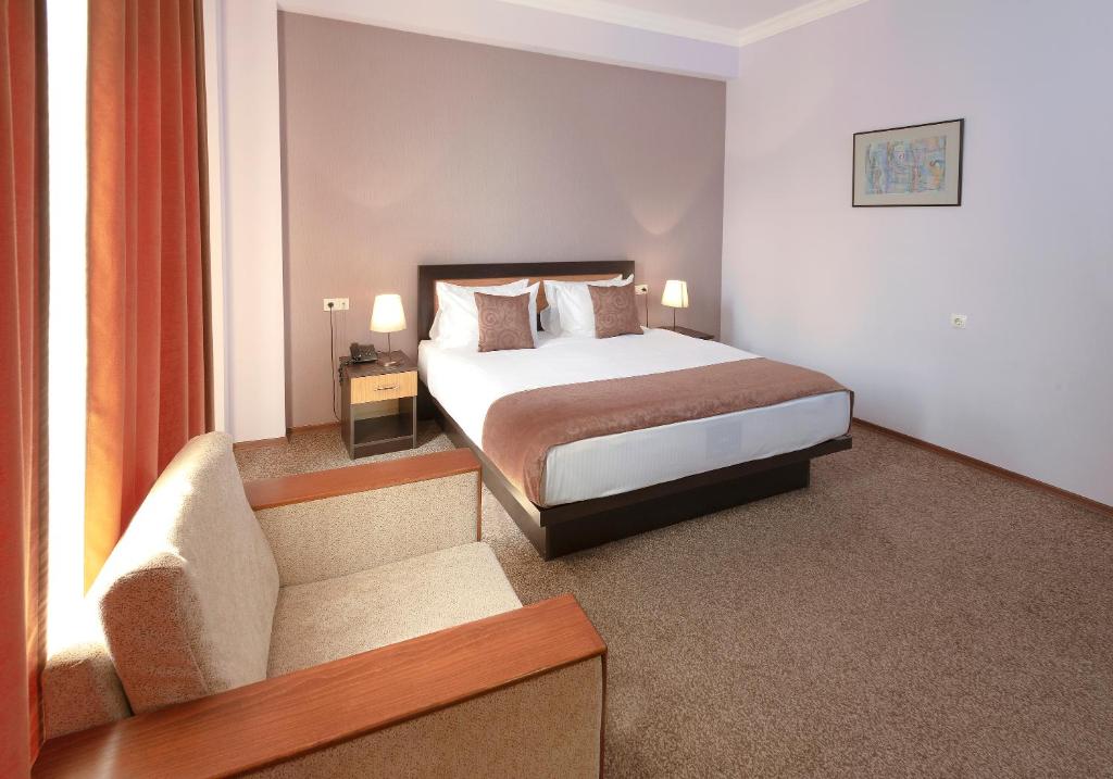 Postel nebo postele na pokoji v ubytování Ani Central Inn