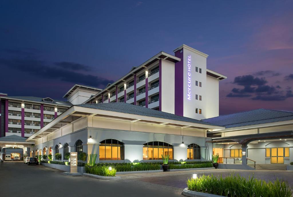 una representación de un hotel por la noche en Mercure Yangon Kaba Aye en Yangón