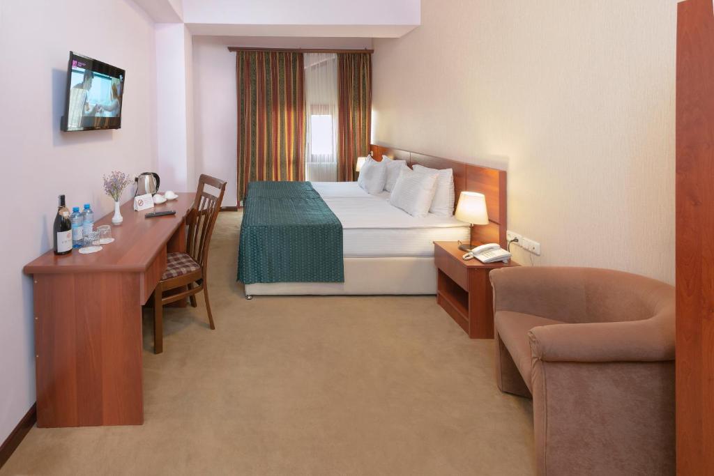 Postel nebo postele na pokoji v ubytování Ani Central Inn