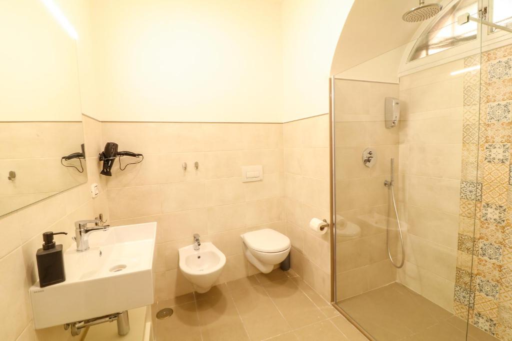 A bathroom at BorgoNove