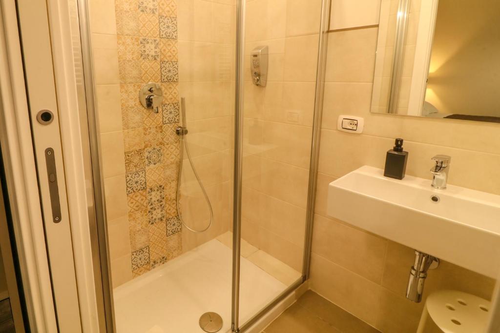 A bathroom at BorgoNove