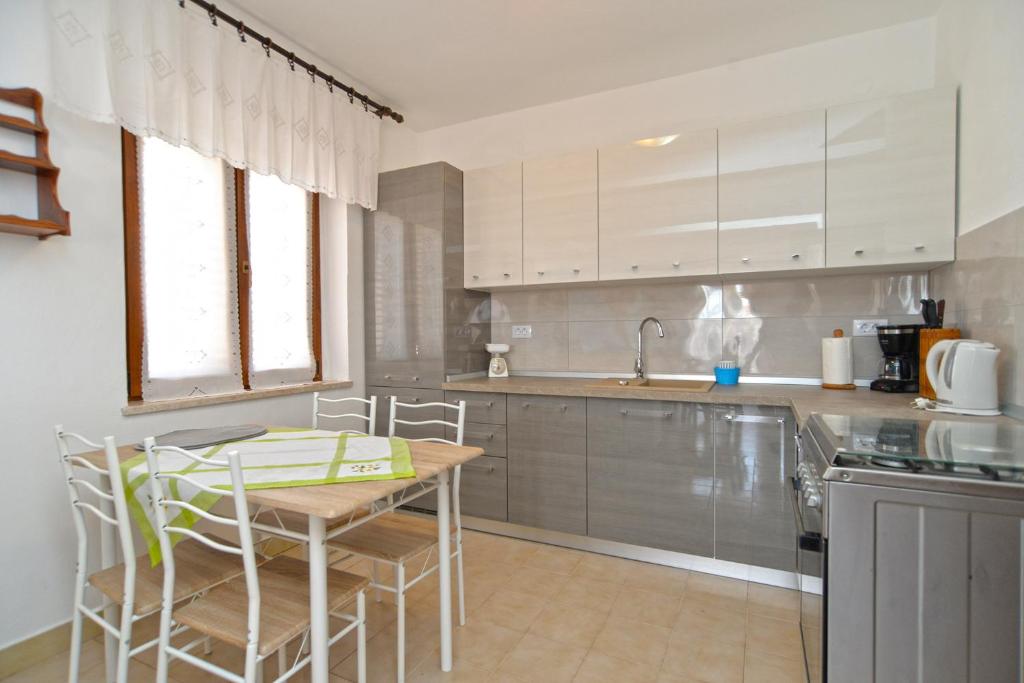 Kuchyňa alebo kuchynka v ubytovaní Apartments 408 Fazana