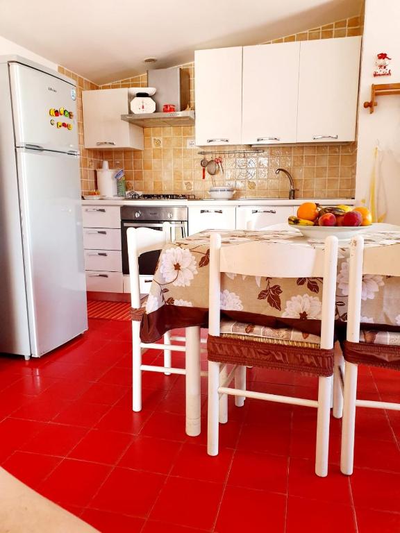A kitchen or kitchenette at Casa Susy Bouganville 400 mt dal mare