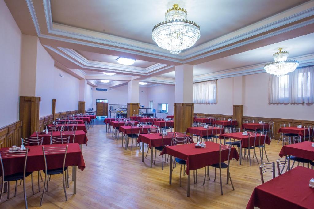 Restaurace v ubytování Ani Central Inn