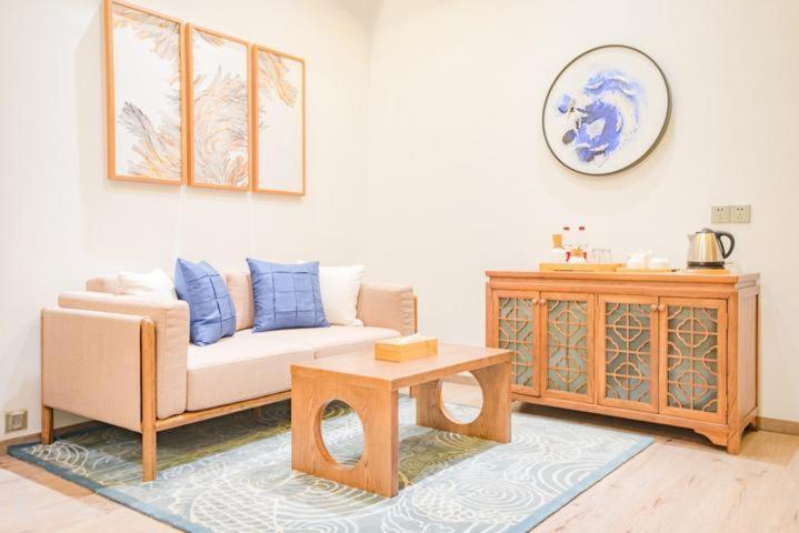 Posezení v ubytování Blossom Hill Yuejingzhuang Hotel