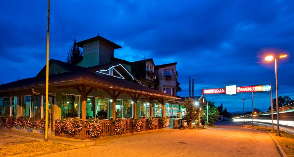 een gebouw aan de kant van een straat 's nachts bij Motel Kod Bakija in Karlovac